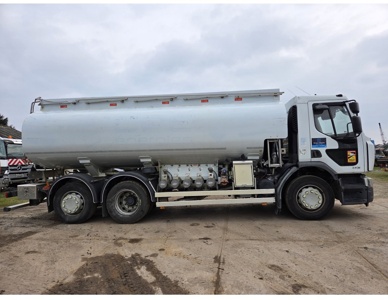 Renault Premium 340 6x2 Fuel Tank 18.540 L 3 compart Steering Axle Retarder Manual gearbox - Tank truck: picture 3 Renault Premium 340 6x2 Fuel Tank 18.540 L 3 compart Steering Axle Retarder Manual gearbox - Tank truck: picture 3