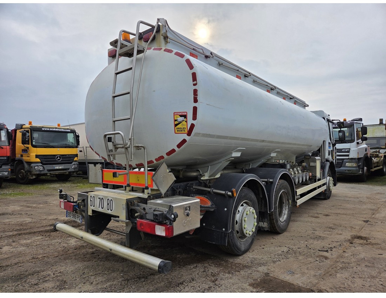 Renault Premium 340 6x2 Fuel Tank 18.540 L 3 compart Steering Axle Retarder Manual gearbox - Tank truck: picture 2 Renault Premium 340 6x2 Fuel Tank 18.540 L 3 compart Steering Axle Retarder Manual gearbox - Tank truck: picture 2