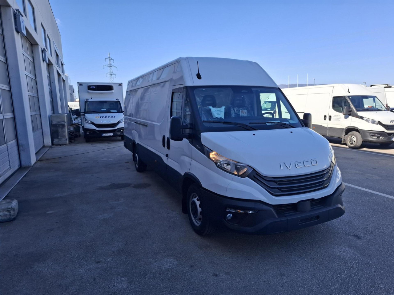 IVECO Daily 35S14V - Passenger van: picture 2 IVECO Daily 35S14V - Passenger van: picture 2
