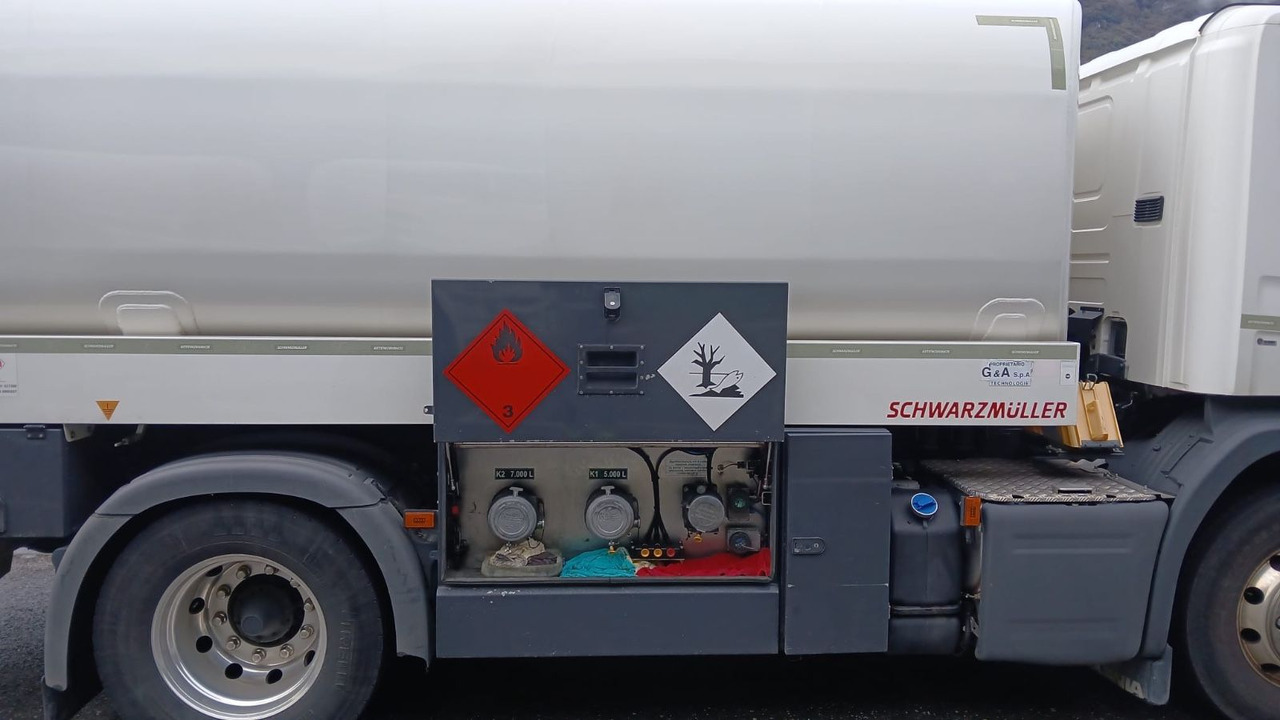Scania P450 LB 4x2, ADR, Schwarzmueller Anhaenger Fuel - Tank truck: picture 4 Scania P450 LB 4x2, ADR, Schwarzmueller Anhaenger Fuel - Tank truck: picture 4