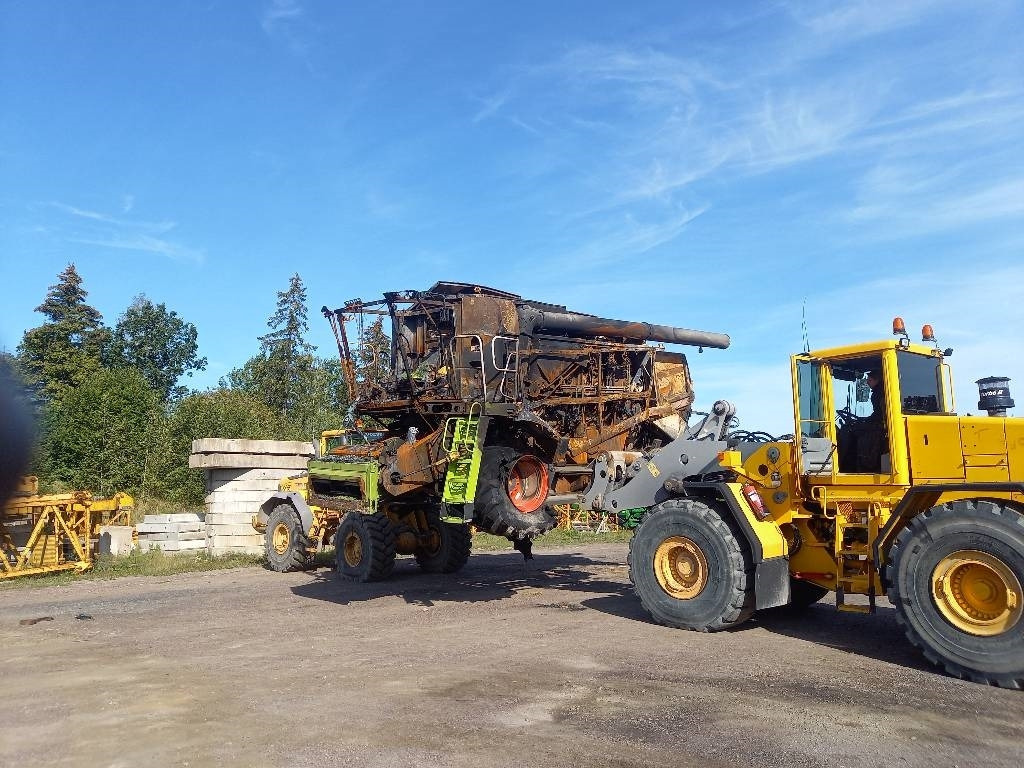 Claas Lexion 650 Dismantled: only spare parts - Combine harvester: picture 1 Claas Lexion 650 Dismantled: only spare parts - Combine harvester: picture 1