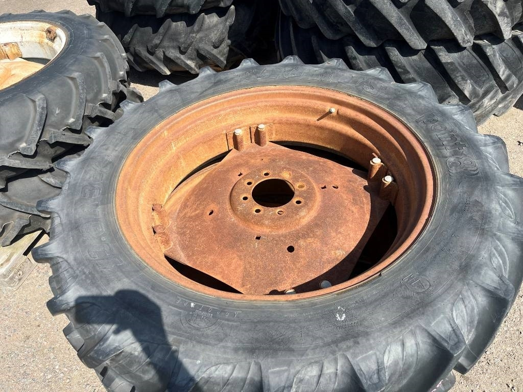 Taurus 13,6-R38 på fälg Case , MF , BM , IH - Tire for Agricultural machinery: picture 2 Taurus 13,6-R38 på fälg Case , MF , BM , IH - Tire for Agricultural machinery: picture 2