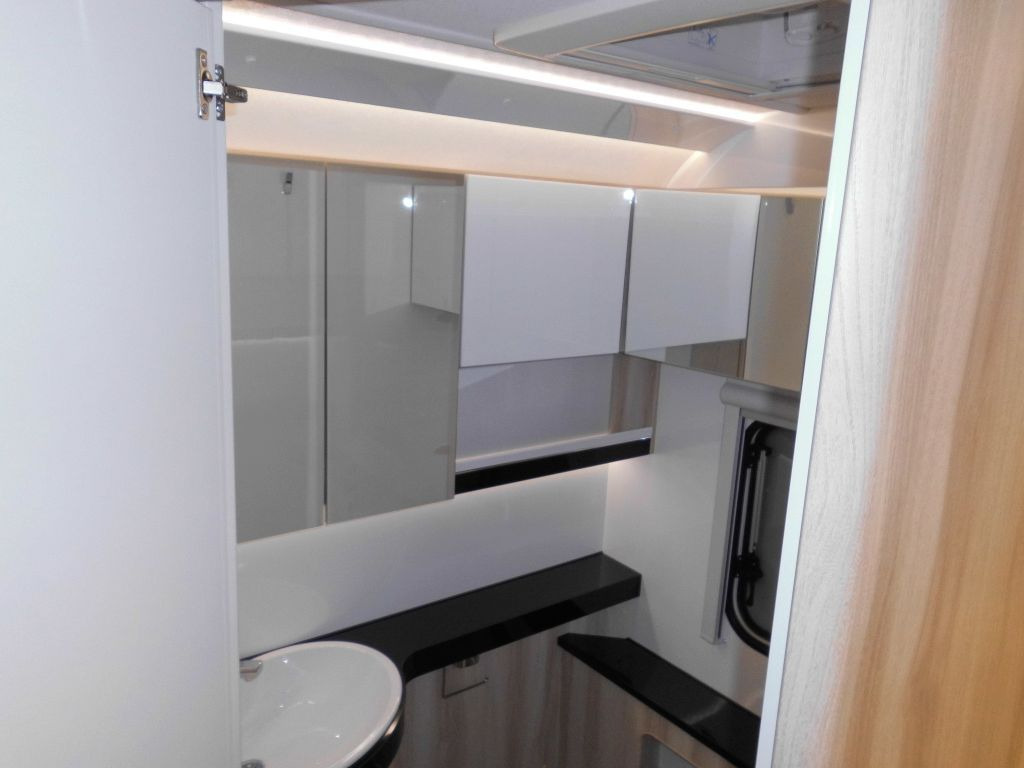 New Caravan Hobby De Luxe 460 SFf 2025 AUTARK FBH 1500kg. +++ Hobby De Luxe 460 SFf mit Extras, Lagerabverkauf: picture 20 New Caravan Hobby De Luxe 460 SFf 2025 AUTARK FBH 1500kg. +++ Hobby De Luxe 460 SFf mit Extras, Lagerabverkauf: picture 20