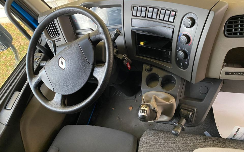 Interior photo 2: Curtainsider truck Renault 10.180 DXI MIDLUM MANUAL E5 BURTOFIRANA WINDA Interior photo 2: Curtainsider truck Renault 10.180 DXI MIDLUM MANUAL E5 BURTOFIRANA WINDA