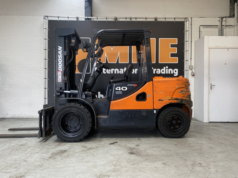Doosan D40SC-5 - Diesel forklift: picture 2 Doosan D40SC-5 - Diesel forklift: picture 2