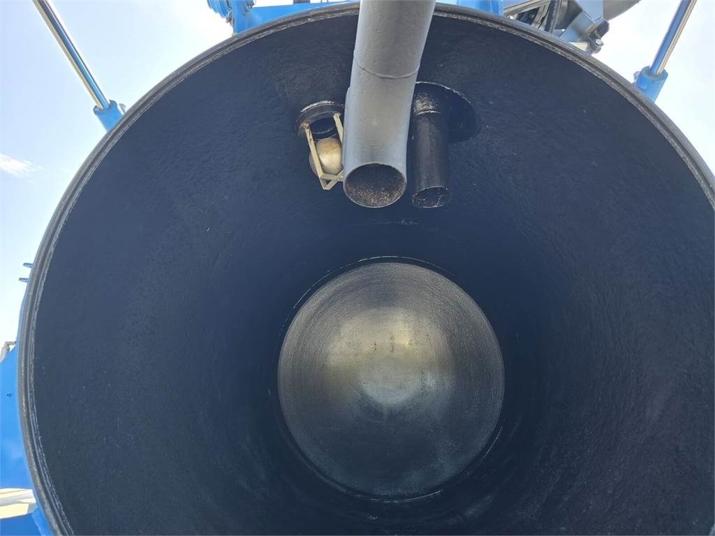 Vacuum truck Renault 4x2 WUKO RIVARD for collecting liquid waste: picture 11