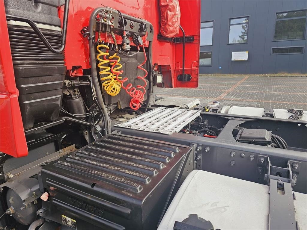 Tractor unit Volvo FH13 XXL EURO 5 2011 + KRONE MEGA RAISE: picture 13 Tractor unit Volvo FH13 XXL EURO 5 2011 + KRONE MEGA RAISE: picture 13