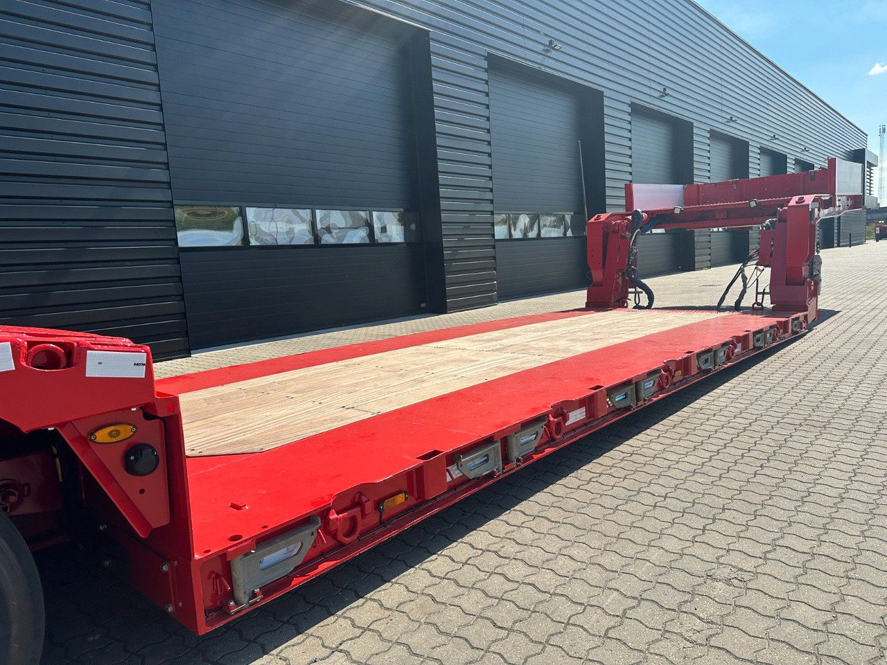 Faymonville Megamax 2 achs tiefbett / Neu Lackiert Faymonville Megamax 2 achs tiefbett / Neu Lackiert - Low loader semi-trailer: picture 3 Faymonville Megamax 2 achs tiefbett / Neu Lackiert Faymonville Megamax 2 achs tiefbett / Neu Lackiert - Low loader semi-trailer: picture 3