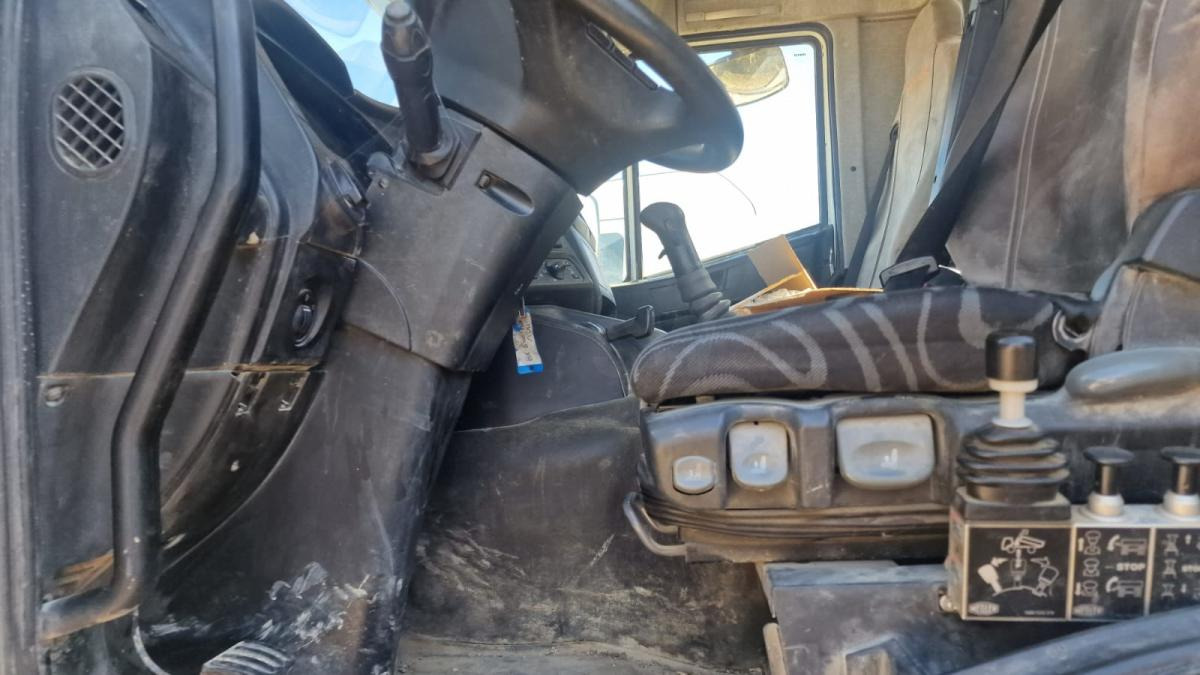 Tipper Iveco Trakker 410: picture 9