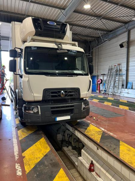 Renault D-Series WIDE - Refrigerator truck: picture 2 Renault D-Series WIDE - Refrigerator truck: picture 2