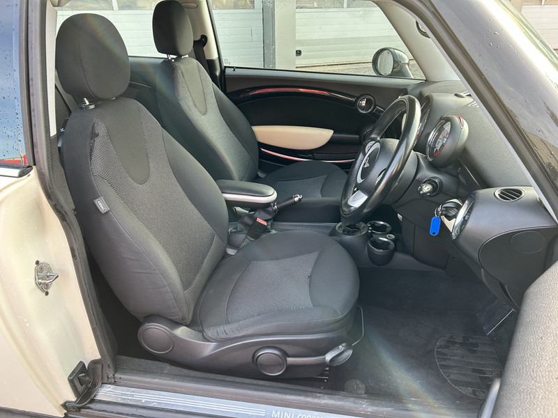 MINI Clubman 1.6 Cooper RHD / Airco / APK TUV 11-25 - Car: picture 3 MINI Clubman 1.6 Cooper RHD / Airco / APK TUV 11-25 - Car: picture 3