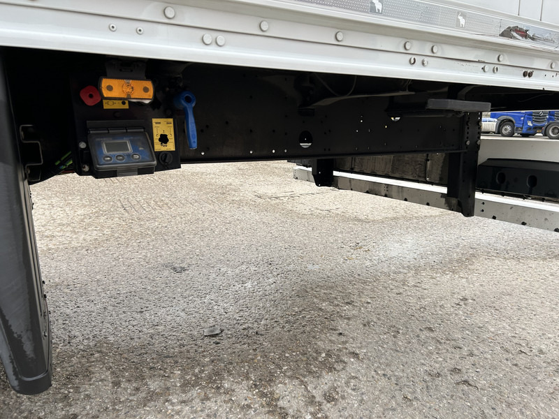 Closed box semi-trailer Schmitz Cargobull SCB S3B / Box Trailer / 2x Liftaxle / APK TUV 09-26: picture 13 Closed box semi-trailer Schmitz Cargobull SCB S3B / Box Trailer / 2x Liftaxle / APK TUV 09-26: picture 13