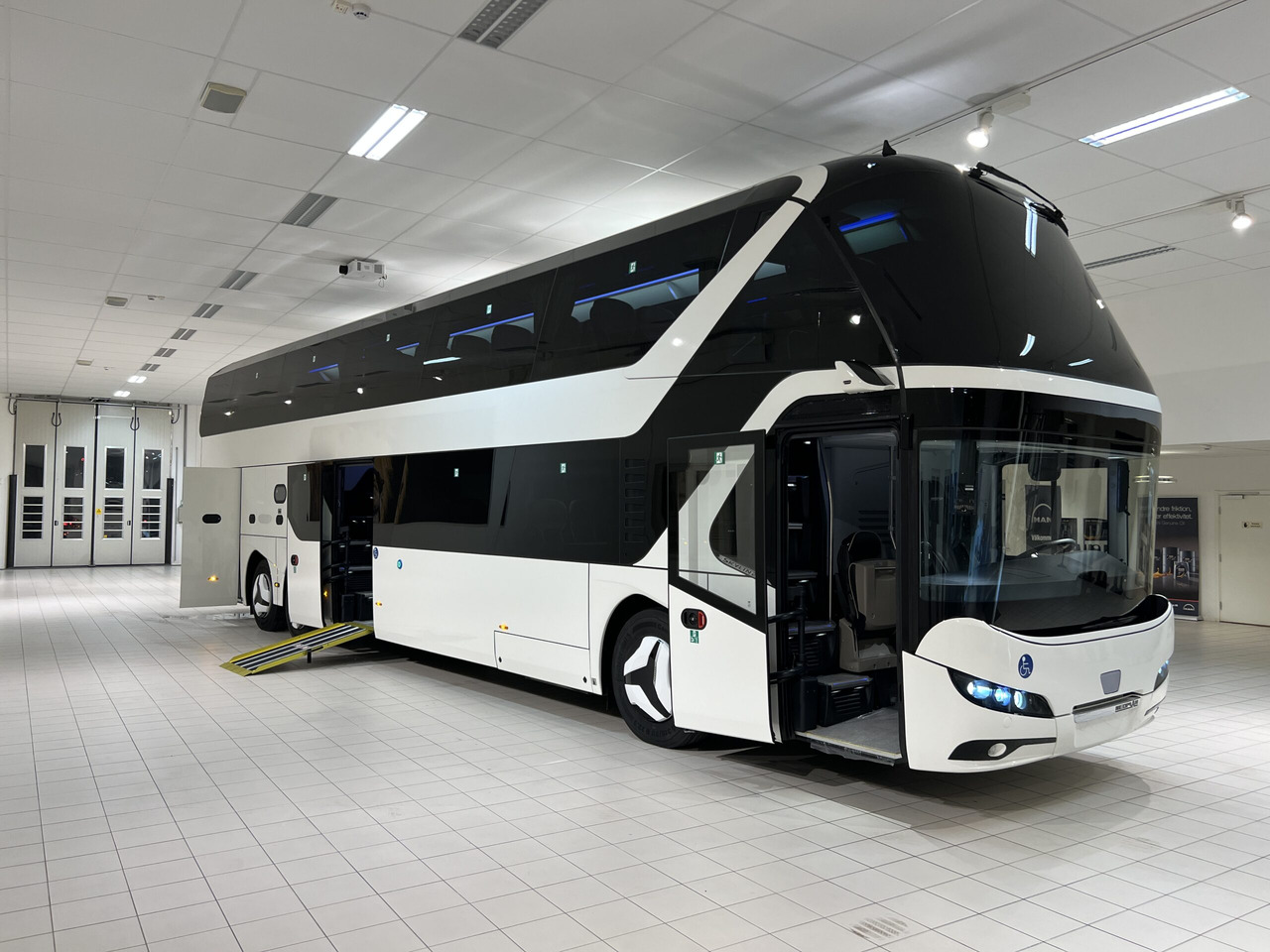 NEOPLAN SKYLINER P06 Euro 6E V.I.P / Exclusive Class (Dark Edition) - Coach: picture 1 NEOPLAN SKYLINER P06 Euro 6E V.I.P / Exclusive Class (Dark Edition) - Coach: picture 1