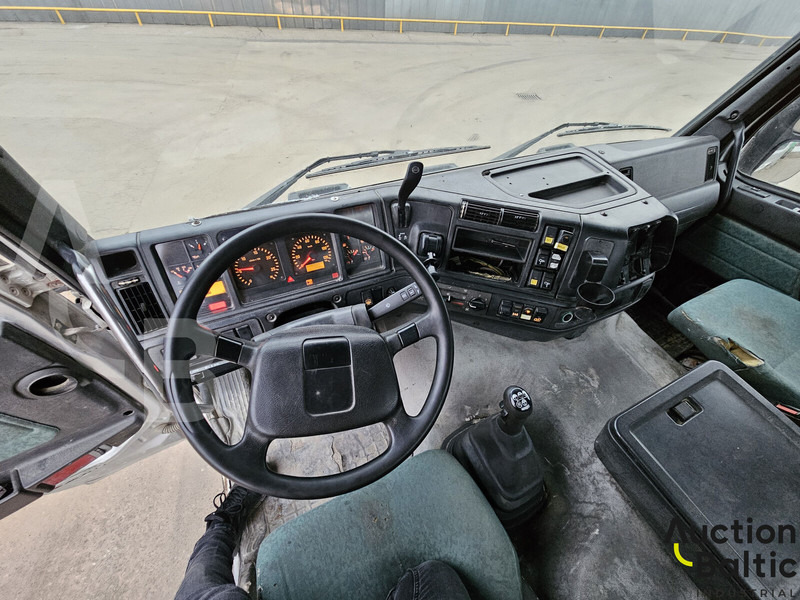 Concrete mixer truck Volvo FM12: picture 8