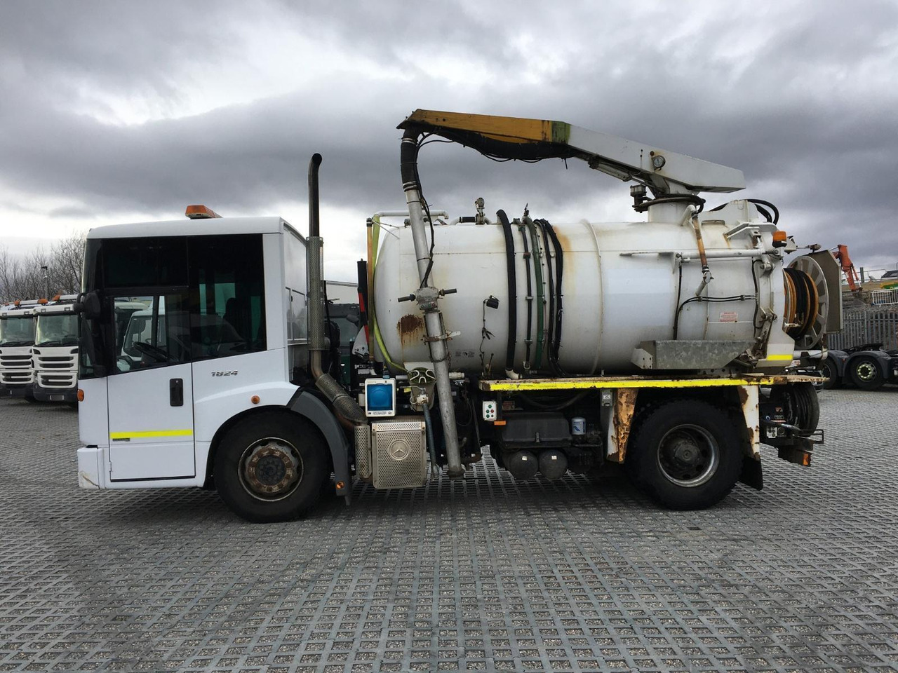 Mercedes-Benz Econic 1824 - Vacuum truck: picture 3 Mercedes-Benz Econic 1824 - Vacuum truck: picture 3