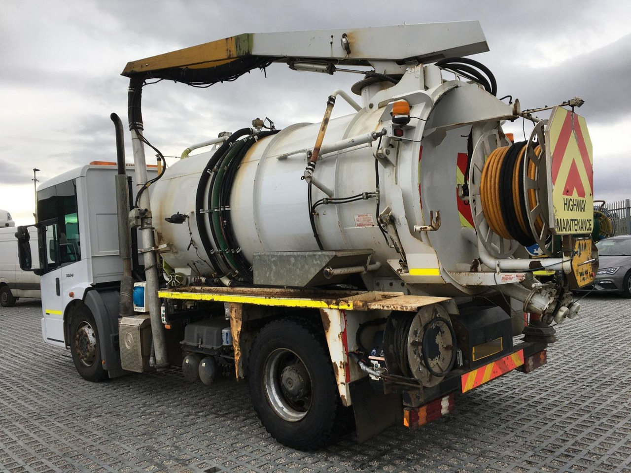 Mercedes-Benz Econic 1824 - Vacuum truck: picture 4 Mercedes-Benz Econic 1824 - Vacuum truck: picture 4