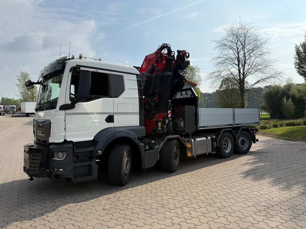 MAN 35.520 8x4 mit Kran Fassi F800 RA2.28 - Dropside/ Flatbed truck, Crane truck: picture 2 MAN 35.520 8x4 mit Kran Fassi F800 RA2.28 - Dropside/ Flatbed truck, Crane truck: picture 2