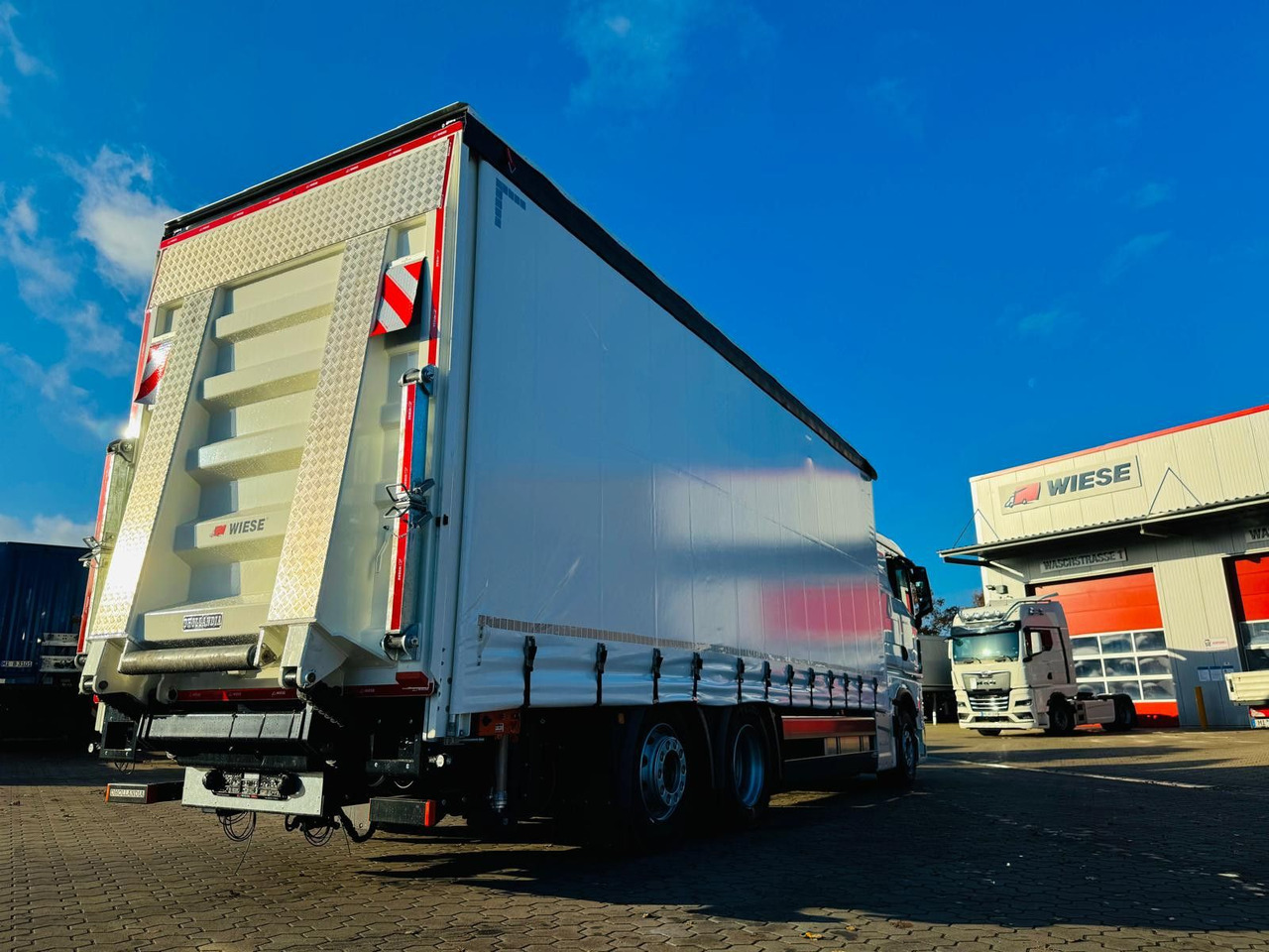 MAN TGX 26.440 6x2 LL Schwerlast Ladebordwand/Rampe - Curtainsider truck: picture 4 MAN TGX 26.440 6x2 LL Schwerlast Ladebordwand/Rampe - Curtainsider truck: picture 4