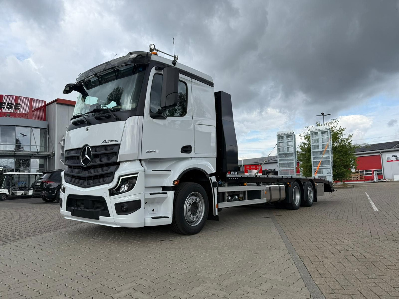 Mercedes-Benz Actros mit Rampen, Maschinentransporter - Dropside/ Flatbed truck: picture 1 Mercedes-Benz Actros mit Rampen, Maschinentransporter - Dropside/ Flatbed truck: picture 1