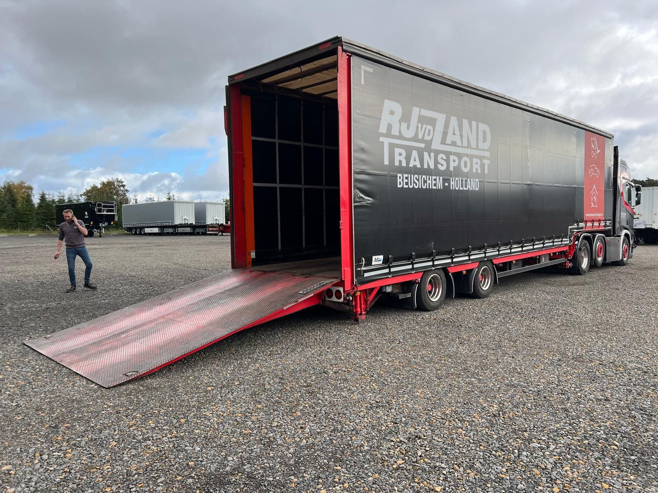 Meusburger 2-Achs-Gabelstaplertransporter Rampe Dhollandia - Curtainsider semi-trailer: picture 5 Meusburger 2-Achs-Gabelstaplertransporter Rampe Dhollandia - Curtainsider semi-trailer: picture 5