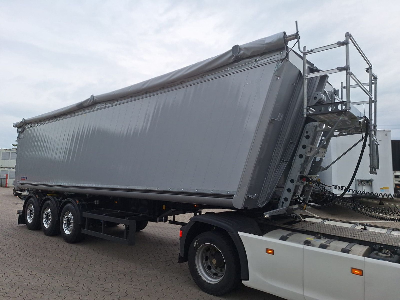 Schmitz Cargobull Kipper 52m³ mit gekröpftem Chassis - Tipper semi-trailer: picture 2 Schmitz Cargobull Kipper 52m³ mit gekröpftem Chassis - Tipper semi-trailer: picture 2