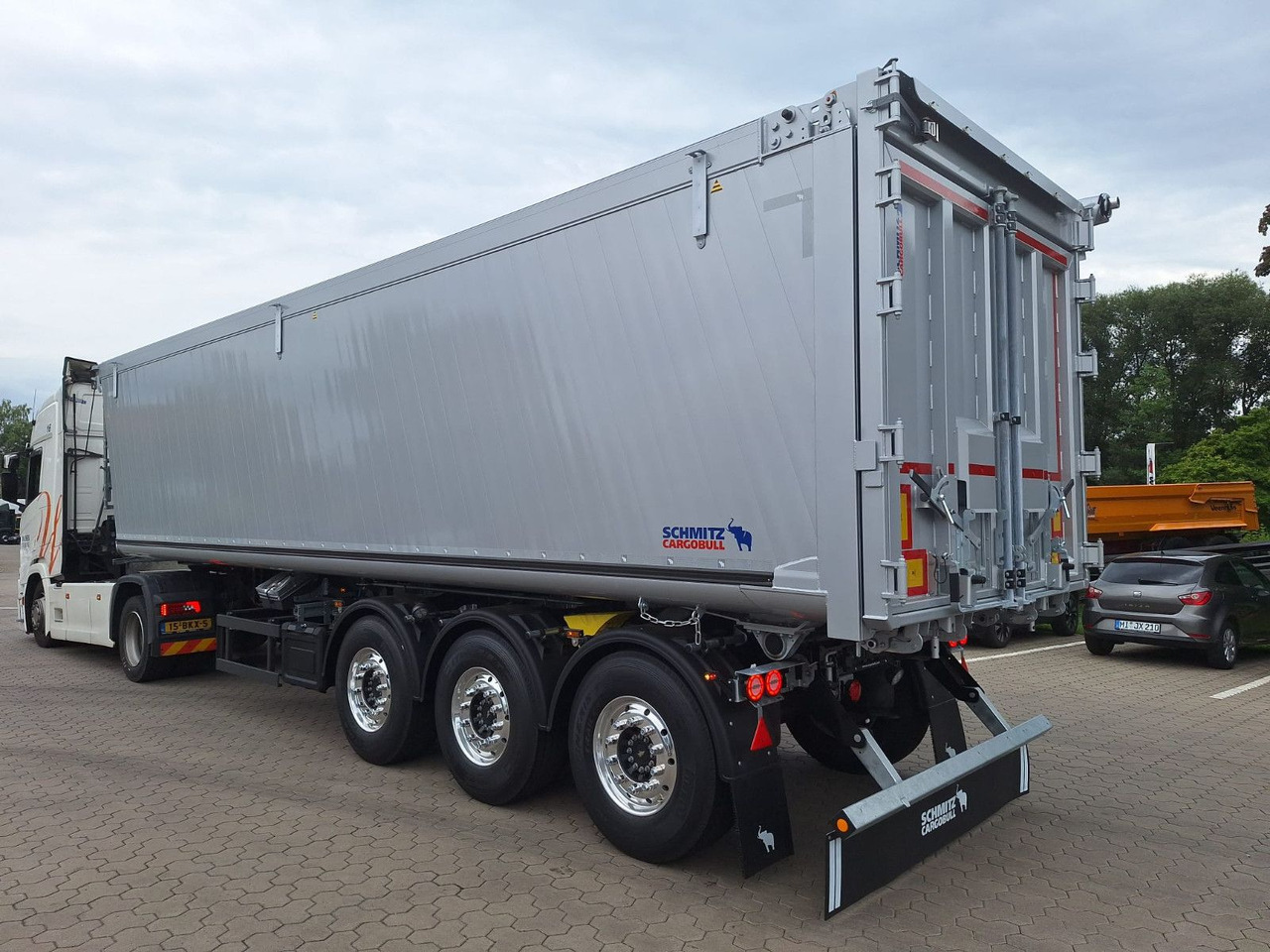 Schmitz Cargobull Kipper 52m³ mit gekröpftem Chassis - Tipper semi-trailer: picture 1 Schmitz Cargobull Kipper 52m³ mit gekröpftem Chassis - Tipper semi-trailer: picture 1