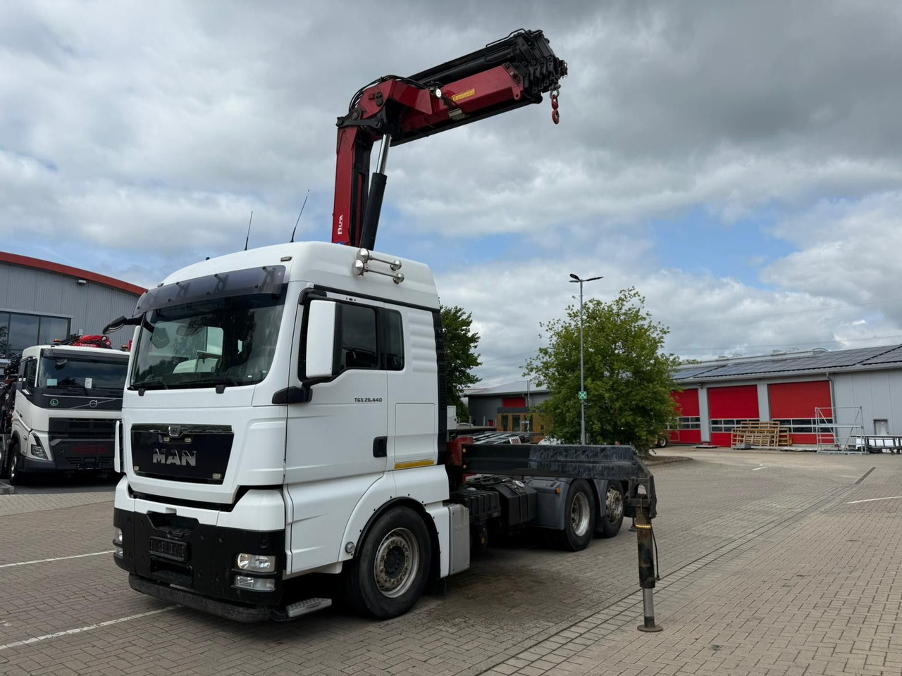 MAN TGX 26.440 6x2 mit HMF 3000-5 Kran TÜV NEU - Tractor unit: picture 1 MAN TGX 26.440 6x2 mit HMF 3000-5 Kran TÜV NEU - Tractor unit: picture 1