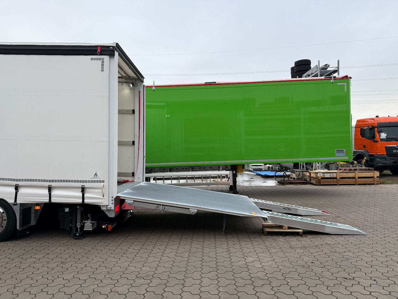 Volvo FH 500 8x2 Arbeitsbühnen Transporter LBW 9t - Curtainsider truck: picture 4 Volvo FH 500 8x2 Arbeitsbühnen Transporter LBW 9t - Curtainsider truck: picture 4