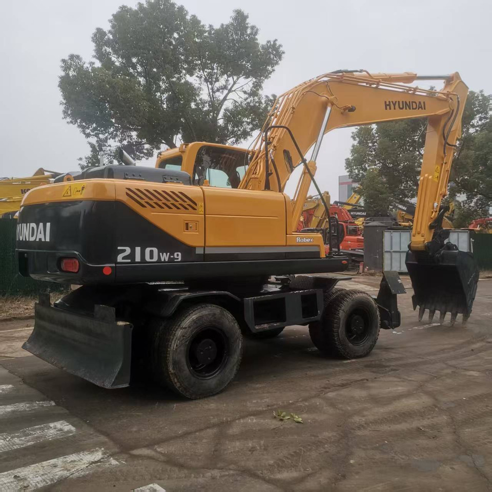 Hyundai R210W-9 - Wheel excavator: picture 1 Hyundai R210W-9 - Wheel excavator: picture 1