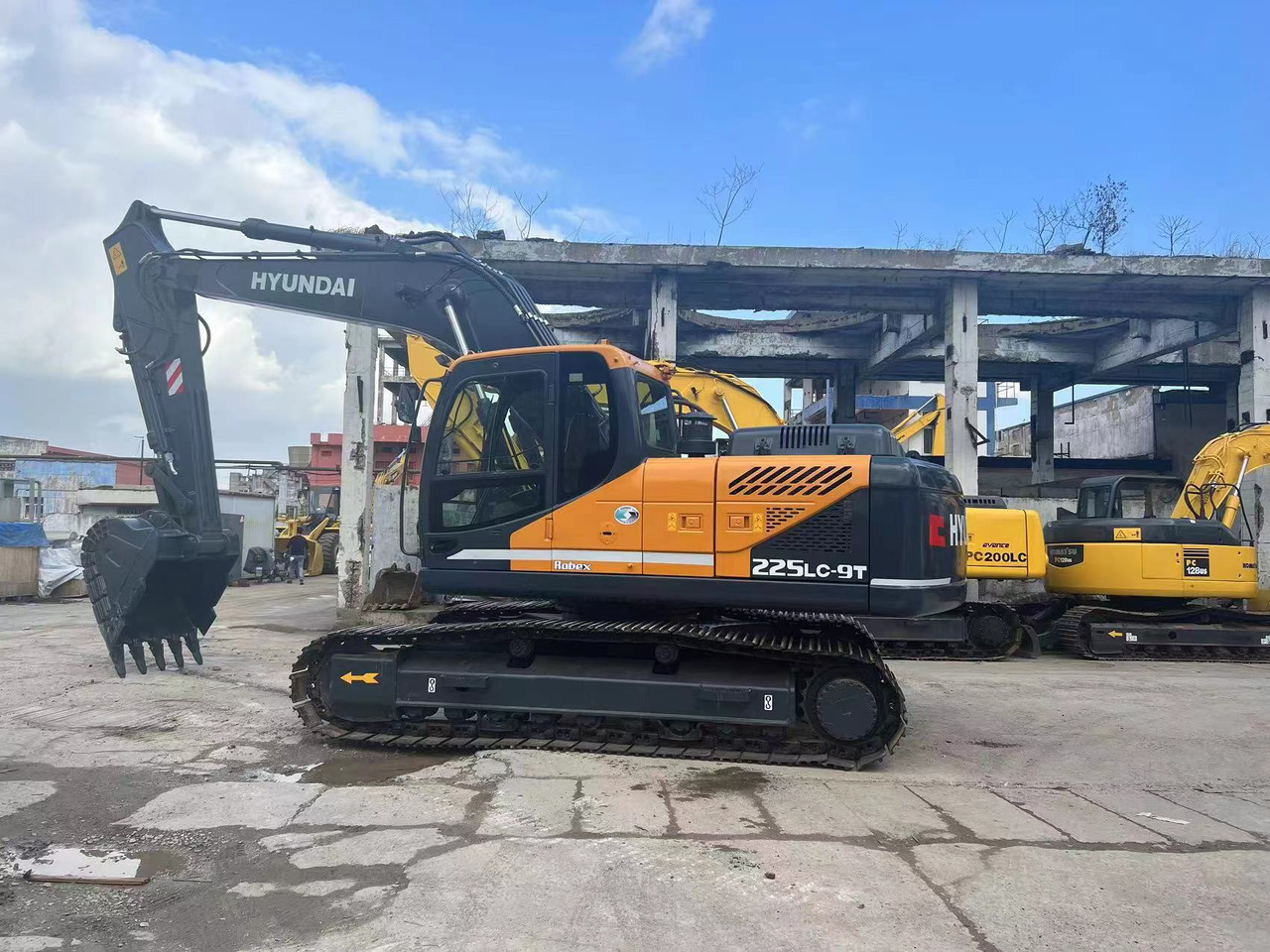 Hyundai R225LC-9T - Crawler excavator: picture 1 Hyundai R225LC-9T - Crawler excavator: picture 1