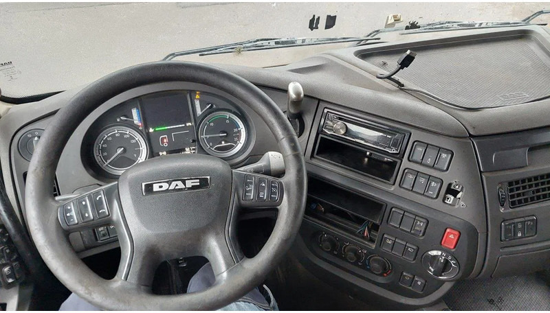 Interior photo 2: Tractor unit DAF XF 410 HOLLAND TRUCK KIPPER HYDRAULIC AND BLOWER