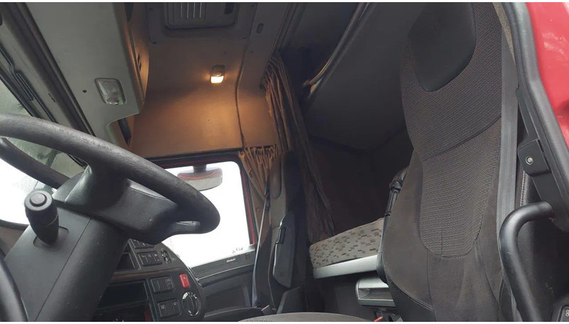 Interior photo 1: Tractor unit DAF XF 410 HOLLAND TRUCK KIPPER HYDRAULIC AND BLOWER