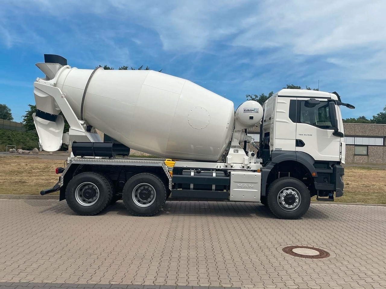 Concrete mixer truck MAN TGS 33.440 6X4 / 6X6 /Euro6e EuromiX EM 8: picture 6