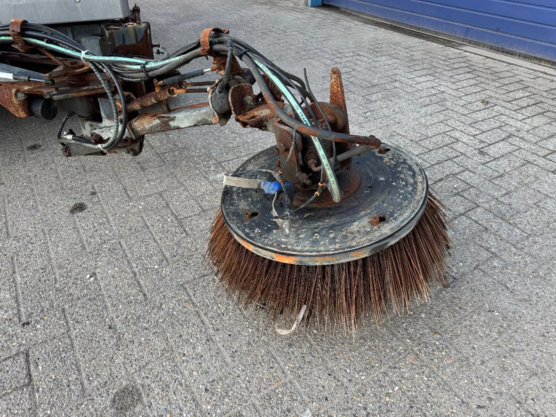 Bucher CITYCAT 5000SL **SWEEPER-BALAYEUSE** - Road sweeper: picture 2 Bucher CITYCAT 5000SL **SWEEPER-BALAYEUSE** - Road sweeper: picture 2