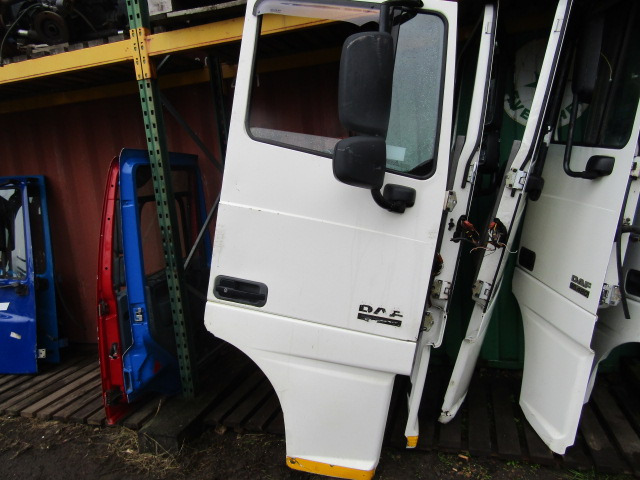 DAF XF 105 OFFSIDE (DRIVERS) COMPLETE DOOR - Cab and interior for Truck: picture 2 DAF XF 105 OFFSIDE (DRIVERS) COMPLETE DOOR - Cab and interior for Truck: picture 2