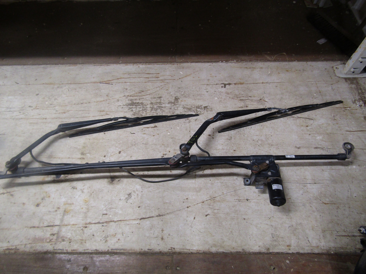 MAN TGL / TGM COMPLETE WIPER MECHANISM 81.26401.6142 - Cab and interior for Truck: picture 1 MAN TGL / TGM COMPLETE WIPER MECHANISM 81.26401.6142 - Cab and interior for Truck: picture 1