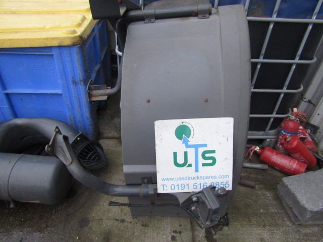 MERCEDES AXOR REAR CAB MUDGUARD & STAYS PASSENGER SIDE COMPLETE - Body and exterior for Truck: picture 1 MERCEDES AXOR REAR CAB MUDGUARD & STAYS PASSENGER SIDE COMPLETE - Body and exterior for Truck: picture 1