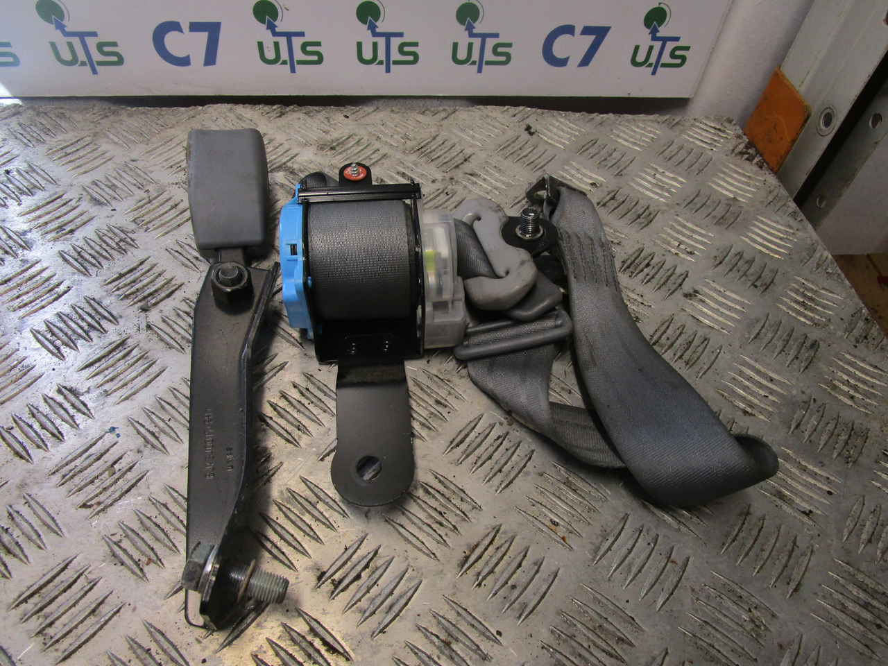 MITSUBISHI FUSO DRIVERS SIDE SEAT BELT - Cab and interior for Truck: picture 1 MITSUBISHI FUSO DRIVERS SIDE SEAT BELT - Cab and interior for Truck: picture 1