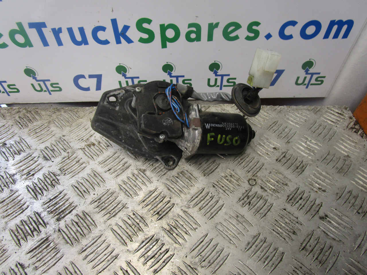 MITSUBISHI FUSO WIPER MOTOR P/NO MK404175 - Cab and interior for Truck: picture 1 MITSUBISHI FUSO WIPER MOTOR P/NO MK404175 - Cab and interior for Truck: picture 1