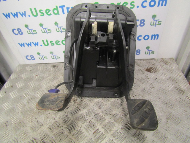 RENAULT MIDLUM DCI PEDAL BOX INC BRAKE VALVE + CLUTCH CYLINDER - Cab and interior for Truck: picture 1 RENAULT MIDLUM DCI PEDAL BOX INC BRAKE VALVE + CLUTCH CYLINDER - Cab and interior for Truck: picture 1