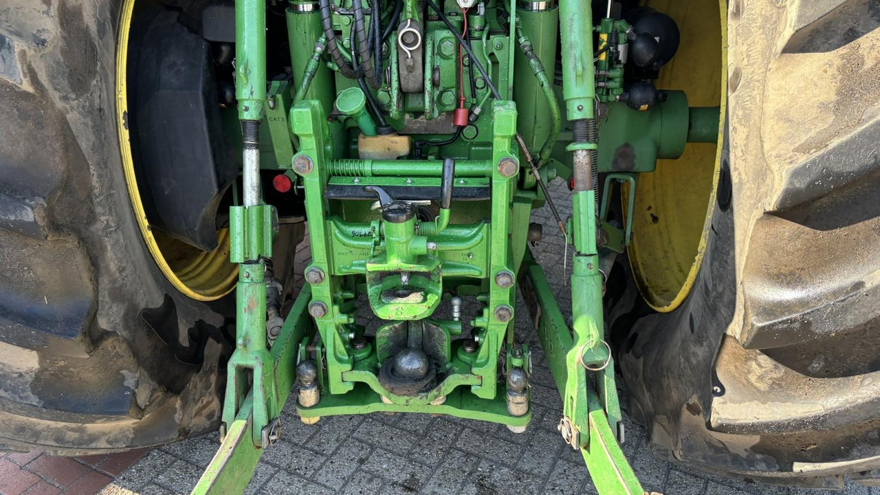 Farm tractor John Deere 6195 R: picture 22