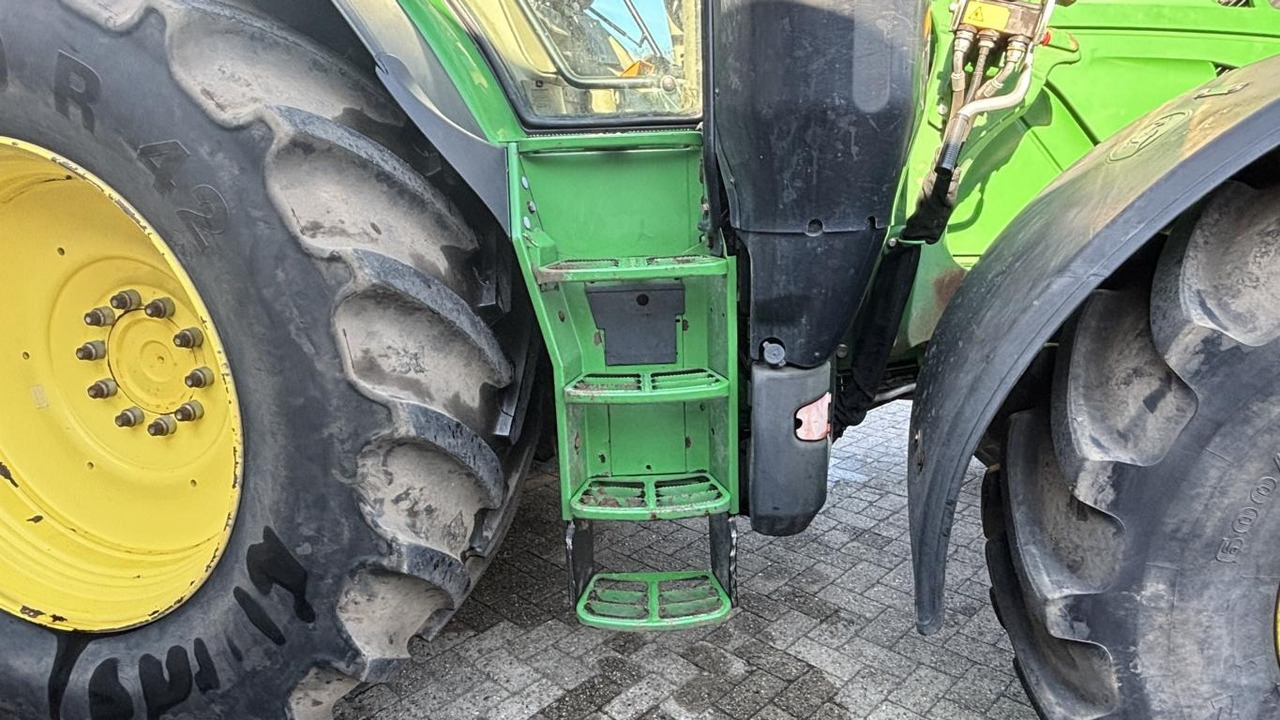 Farm tractor John Deere 6195 R: picture 44
