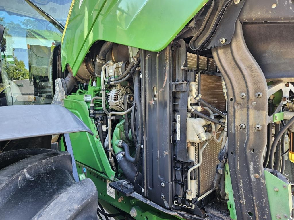 John Deere 6210R - Farm tractor: picture 2 John Deere 6210R - Farm tractor: picture 2