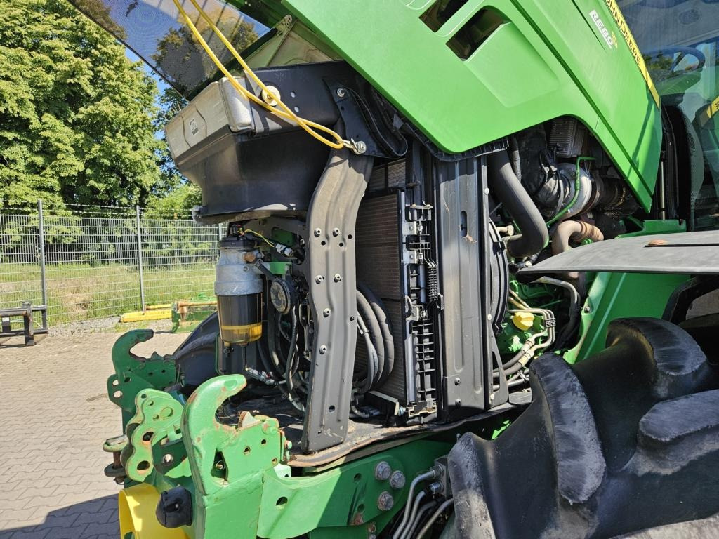 John Deere 6210R - Farm tractor: picture 4 John Deere 6210R - Farm tractor: picture 4