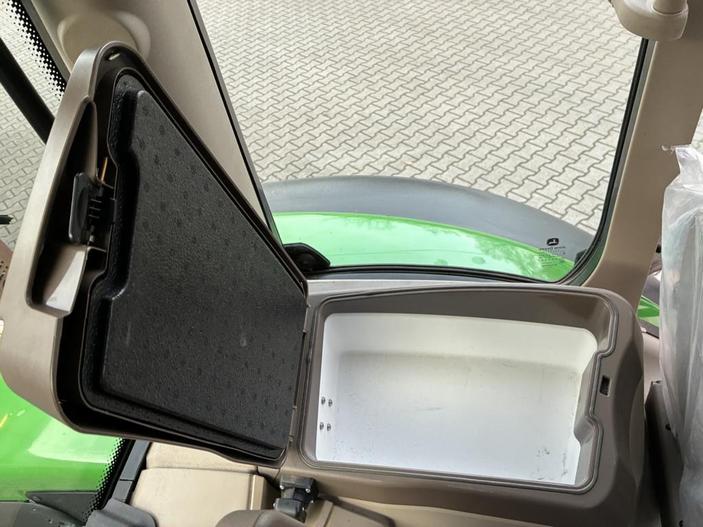 John Deere 6R150 - Farm tractor: picture 5 John Deere 6R150 - Farm tractor: picture 5