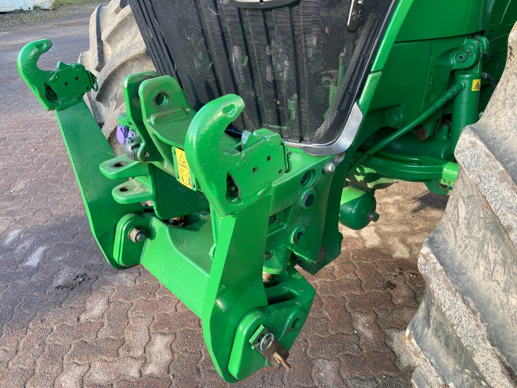 Farm tractor John Deere 7310R: picture 15