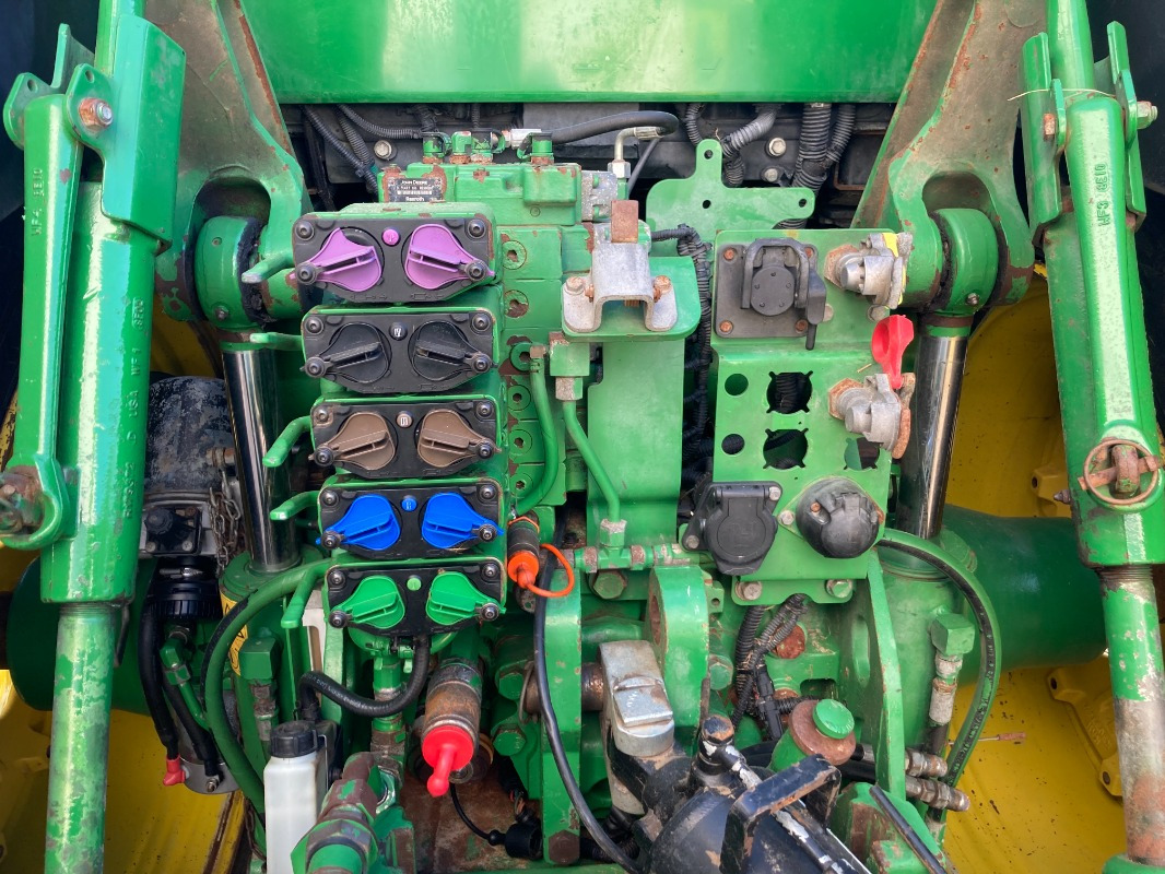 Farm tractor John Deere 7310R: picture 10
