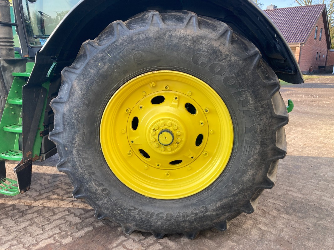 Farm tractor John Deere 7310R: picture 16