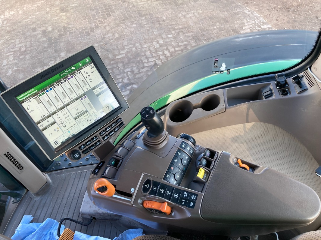 John Deere 7310R - Farm tractor: picture 3 John Deere 7310R - Farm tractor: picture 3