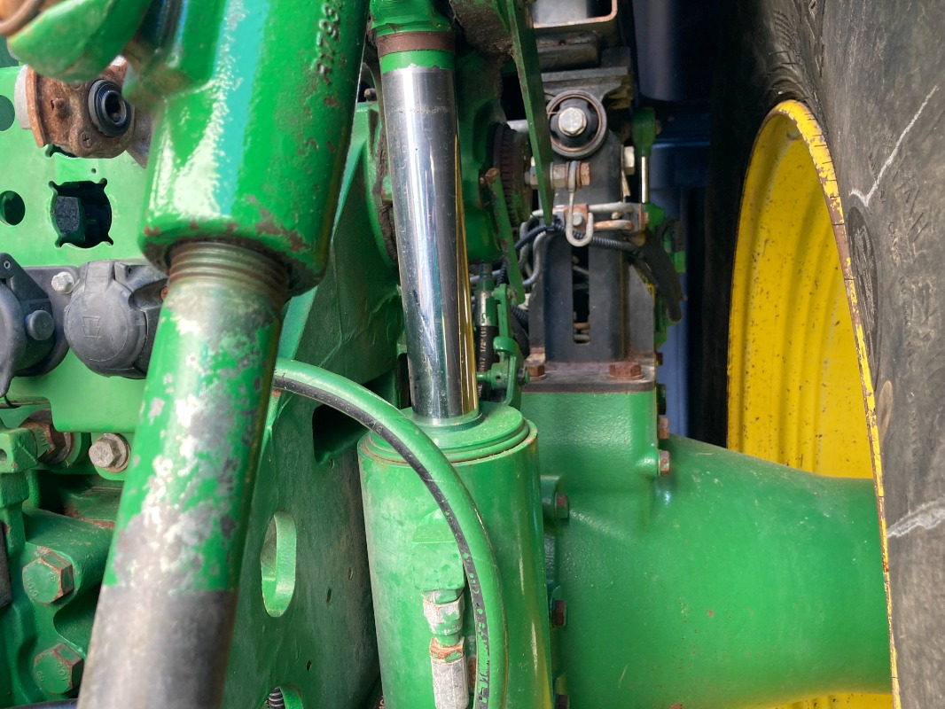 Farm tractor John Deere 7310R: picture 11